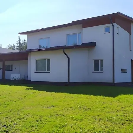 Rauhallisella Paikalla Upea Iso Omakotitalo. Huoneisto