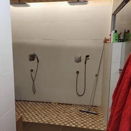 Rauhallisella Paikalla Upea Iso Omakotitalo. Huoneisto