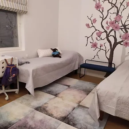 Rauhallisella Paikalla Upea Iso Omakotitalo. Huoneisto