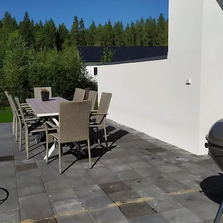 Rauhallisella Paikalla Upea Iso Omakotitalo. *